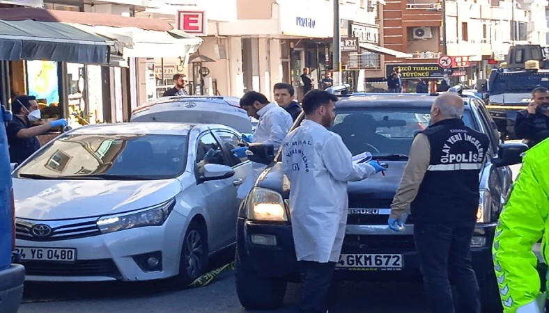 Polise Çekiçle Saldırdı