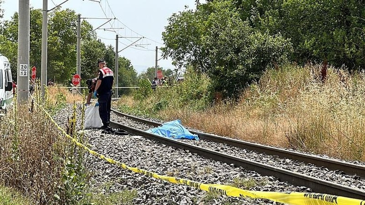 Trenin Çarptığı Kadın Parçalanarak Öldü